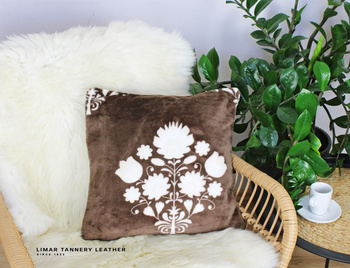 Poszewka minky-polar kremowe kwiaty na czekoladowym tle