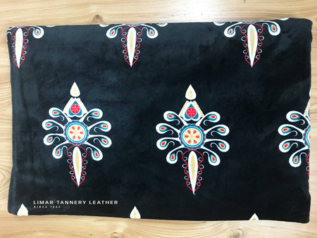 Koc MINKY POLAR kolorowa parzenica na czarnym tle