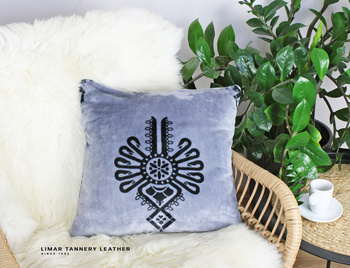 Poszewka minky-polar czarna parzenica na szarym tle