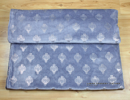 Koc MINKY POLAR srebrne mini parzenice na szarym tle 150x200cm