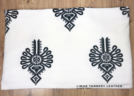 Koc MINKY POLAR czarna parzenica na białym tle