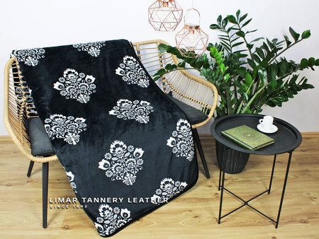 Koc wełniany z polarem BIAŁE KWIATY NA CZARNYM TLE