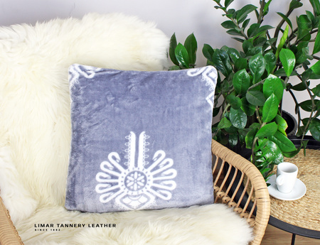 Poszewka minky-polar biała parzenica na szarym tle