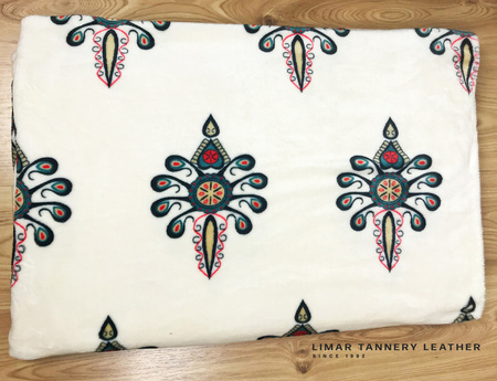 Koc MINKY POLAR kolorowa parzenica na białym tle