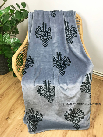 Koc MINKY POLAR czarna parzenica na szarym tle