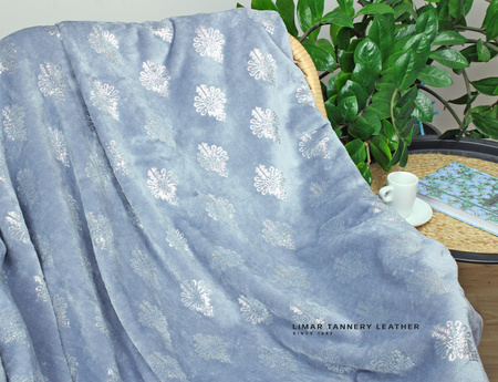 Koc MINKY POLAR srebrne mini parzenice na szarym tle 150x200cm