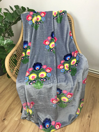 Koc MINKY POLAR kolorowe kwiaty na szarym tle