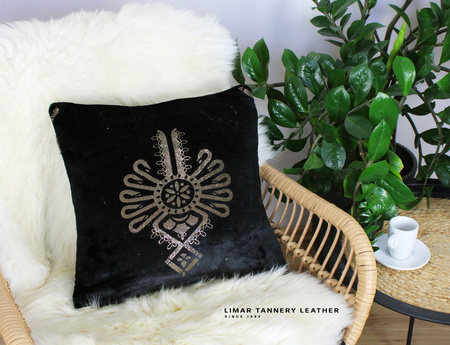 Poszewka minky-polar złota parzenica na czarnym tle