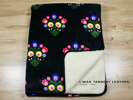 Koc wełniany z polarem KOLOROWE KWIATY NA CZARNYM TLE