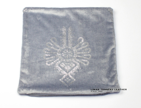 Poszewka minky-polar srebrna parzenica na szarym tle