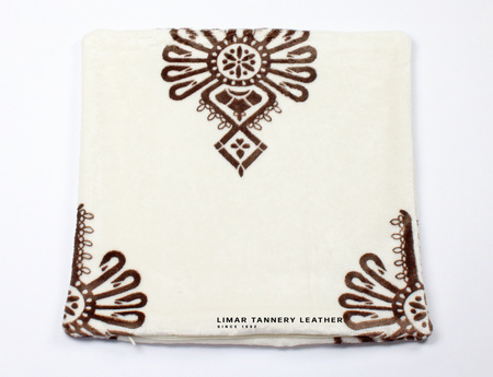 Poszewka minky-polar czekoladowe parzenice na kremowym tle