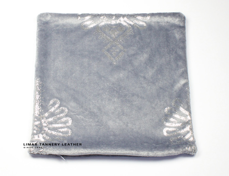 Poszewka minky-polar srebrna parzenica na szarym tle