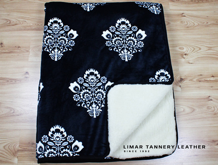 Koc wełniany z polarem BIAŁE KWIATY NA CZARNYM TLE