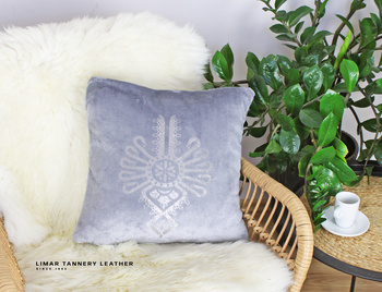 Poszewka minky-polar srebrna parzenica na szarym tle