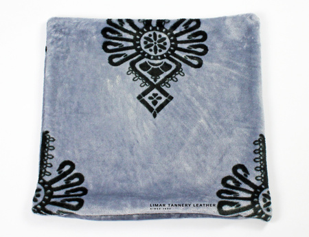 Poszewka minky-polar czarna parzenica na szarym tle