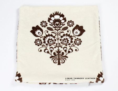 Poszewka minky-polar czekoladowe kwiaty na kremowym tle